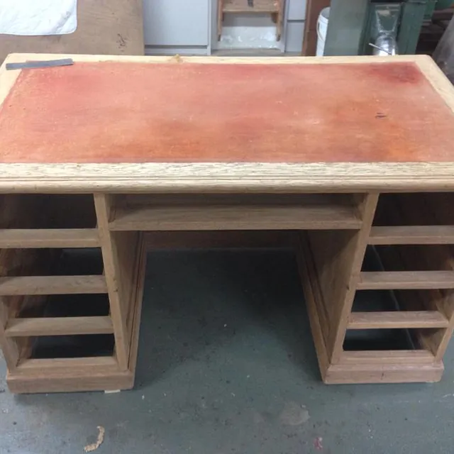 antiek bureau voor restauratie